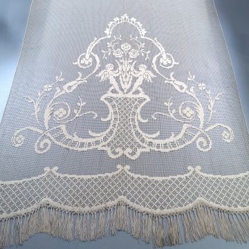 Puttenstore 300x190 ecru, netzartig mit 2 Engel an Blumenvase, lange Fransen, Filethäkelei, Spitze