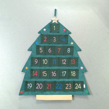 Wandbehang 75x55 Samt, grün, Weihnachtsbaum, dunkelgrüne Stofftaschen mit bunten Zahlen, Weihnachten