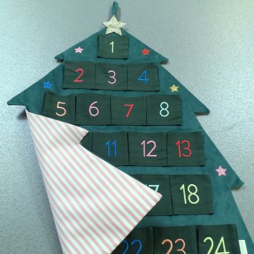 Wandbehang 75x55 Samt, grün, Weihnachtsbaum, dunkelgrüne Stofftaschen mit bunten Zahlen, Weihnachten