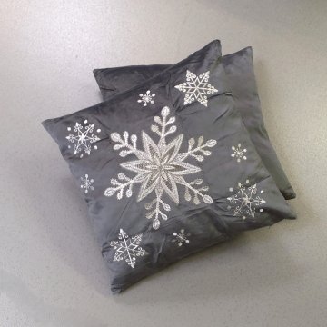 Kissen 45x45 Samt, grau, große + kleine Schneeflocken silbern aufgestickt, Weihnachten
