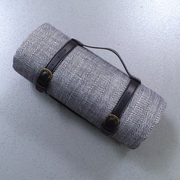 Picknickdecke 200x150 Chevronmuster schwarz, weiß, Rückseite schwarz foliert, Halteriemen mit Henkel in schwarz