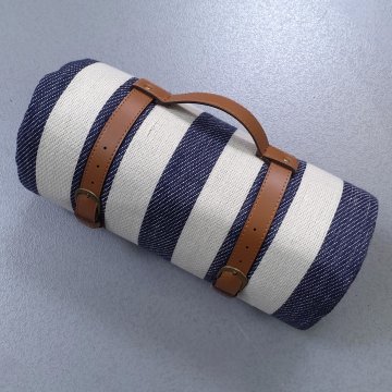 Picknickdecke 200x150 blau, creme gestreift, Rückseite schwarz foliert, Halteriemen mit Henkel in braun