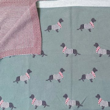 Babydecke 110x90 olivgrün, graue Dackel im gestreiften Pullover, Rückseite weinrot + grün gemuschelt, Kleinkind, Kind