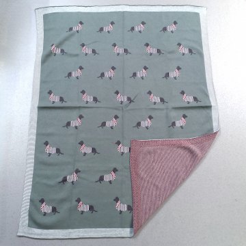 Babydecke 110x90 olivgrün, graue Dackel im gestreiften Pullover, Rückseite weinrot + grün gemuschelt, Kleinkind, Kind