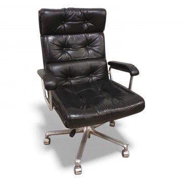 Chefsessel, halbhoch, Sitz und Rücken Leder schwarz kapituniert, Quernähte, Alugestell 5-füßig auf Rollen 