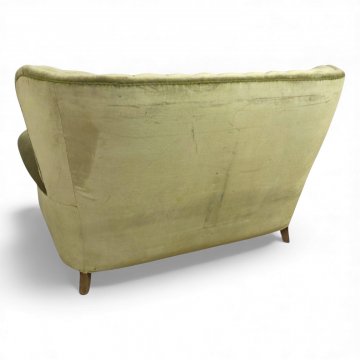 Sofa, Vollpolster Velours grün, Rücken kapituniert, Nagelkante, Ballenfüße geschwungen, 2-er, B145xT75xH95