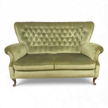 Sofa, Vollpolster Velours grün, Rücken kapituniert, Nagelkante, Ballenfüße geschwungen, 2-er, B145xT75xH95