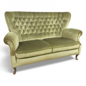 Sofa, Vollpolster Velours grün, Rücken kapituniert, Nagelkante, Ballenfüße geschwungen, 2-er, B145xT75xH95
