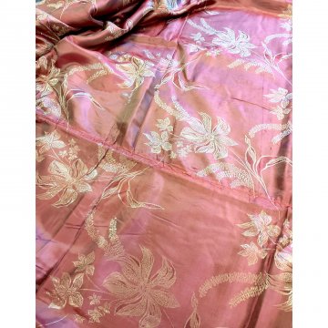 Vorhang H260xB145, Damast glänzend, altrosa, Stickerei mit Blumen und Gräsern, Rückseite Moltonstoff schwarz genäht, Gardinenband, fleckig