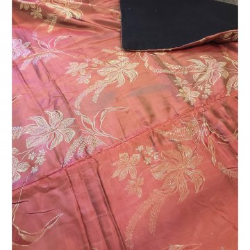 Vorhang H260xB145, Damast glänzend, altrosa, Stickerei mit Blumen und Gräsern, Rückseite Moltonstoff schwarz genäht, Gardinenband, fleckig