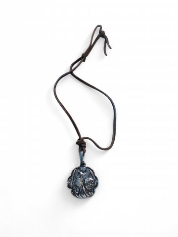 Amulett, Metall schwarz,alt, dkl.braunen Trageband, einfach, historische Optik