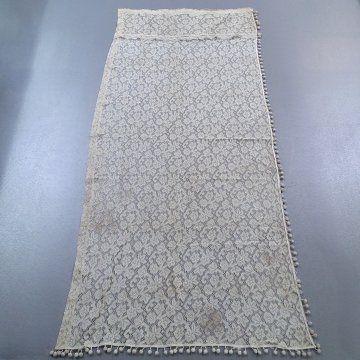 Spitze 190 bzw. 1x 185x80 creme, 2x oberhalb kl. Rüsche, Bommeln 2x li. bzw. 2x re + unten