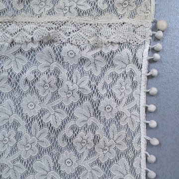 Spitze 190 bzw. 1x 185x80 creme, 2x oberhalb kl. Rüsche, Bommeln 2x li. bzw. 2x re + unten