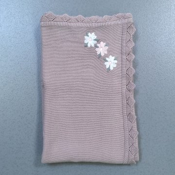 Babydecke 110x95 altrosa, 3 gestickte Blüten in einer Ecke in rosa, weiß, grün, gestrickt, gebogter Rand