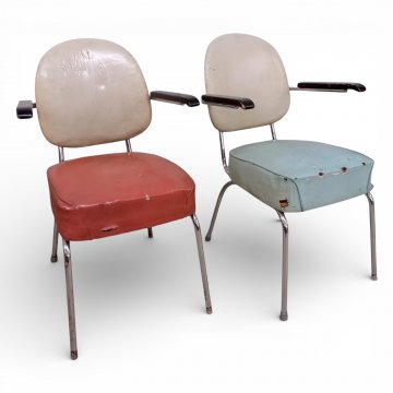 Armlehnstuhl, Stahlrohrgestell, Kunstleder, Sitz rot oder türkis, Rücken beige, Arml. Holz schwarz,B50xT60xH85