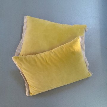 Kissen 35x50 Velour, limettegelb mit seitlichem naturfb. Leinenrand, Federinlett