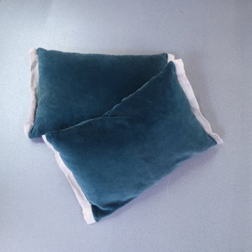 Kissen 35x50 Velour, lagune mit seitlichem naturfb. Leinenrand, Federinlet