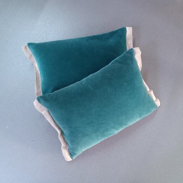 Kissen 35x50 Velour, smaragdgrün mit seitlichem naturfarbenen Leinenrand,  Federinlet