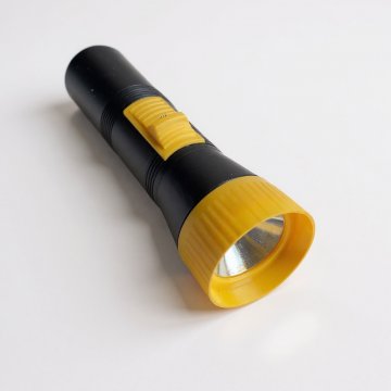 Taschenlampe schwarz, gelber Schalter und Kopf, unterschiedliche Größen 