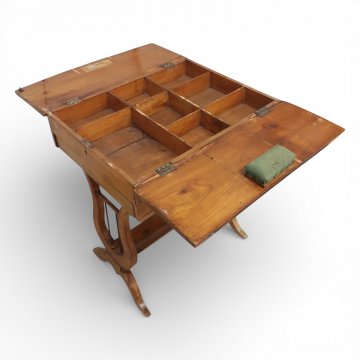 Nähtisch, BIE, Kirsche, 2 Klappen, innen Fächer, ausgestellte Füßchen, Lyra, breiter Schalensteg