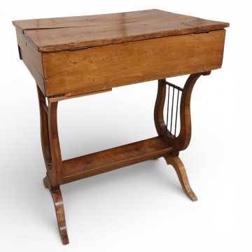 Nähtisch, BIE, Kirsche, 2 Klappen, innen Fächer, ausgestellte Füßchen, Lyra, breiter Schalensteg