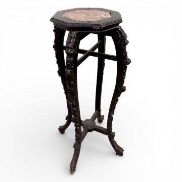 Postament, schwarz lackiert, 8-eckig, Marmorplatte weiß/rosa, Beine geschwungen mit Schnitzereien, Kreuzsteg, H90