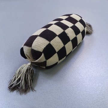 Kissenrolle 25x55 grosses creme schwarzes Würfelkaro, gehäkelt, Randquasten, Bettrolle, Nackenrolle, Sofarolle
