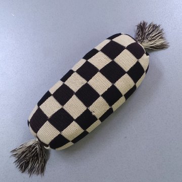 Kissenrolle 25x55 grosses creme schwarzes Würfelkaro, gehäkelt, Randquasten, Bettrolle, Nackenrolle, Sofarolle