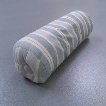 Kissenrolle 50x15 flieder, weiß + blaugraue Blockstreifen, 4 rote Streifen + je 1 stoffbezogener Knopf, Sofarolle, Bettrolle, Nackenrolle