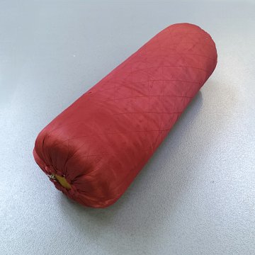 Sofarolle 65x20 Satin, rot leichte Rhombensteppung, Kissenrolle, Bettrolle