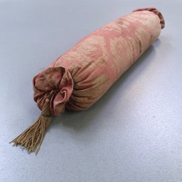 Bettrolle 90x25 weinrot, florales Muster, Quaste an einer Seite, Strohfüllung, Kissenrolle, Sofarolle, Nackenrollebeansprucht