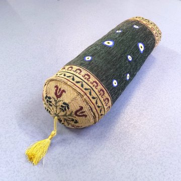 Kissenrolle 15x55 Chenille, grün, Augen, beiger Rand mit Muster, 1 Quaste, Sofarolle, Bettrolle, Nackenrolle