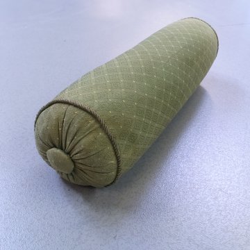 Sofarolle 50x15 Damast, lindgrünes Rhombenmuster mit beigen Punkten, 1 Knopf an Seite, Kissenrolle, Bettrolle