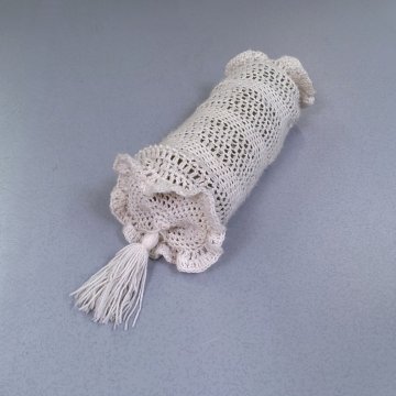 Kissenrolle 20x45 beige, locker gehäkelt, 1 Randquaste, Sofarolle, Bettrolle, Nackenrolle