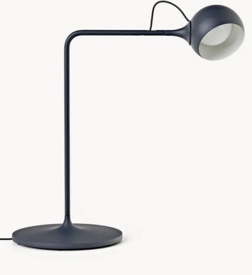 Schreibtischlampe IXA, Metall anthrazit, verstellbarer Kugelkopf mit Opaldiffusor, gebogener Ausleger, runder Tellerfuß, ARTEMIDE