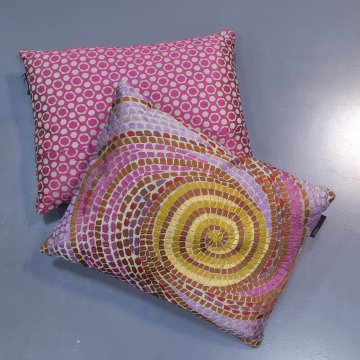 Kissen 33x43 seidig, schneckenförmiges Mosaik gold braun lila, Rückseite Wabenmuster pink lila 