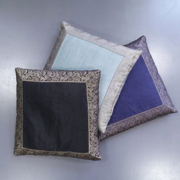 Kissen 40x40 Seide, Randbordüre Brokat silber, Mittelteil 1x dunkelblau, 1x schwarz, 1x taubenblau