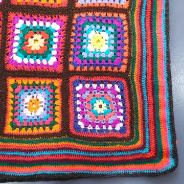 Decke 220x150 Wolle, gehäkelt, Patchwork, ca. 10 cm große bunte Quadrate, bunt gestreifter Rand
