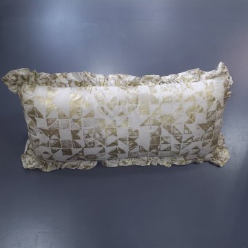 Kissen 40x80 creme mit kleinem goldenem Würfel- Dreieck-Muster, Randrüsche