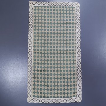 Deckchen 60x42 grün+beiges Harlekinmuster, beige Strickspitze