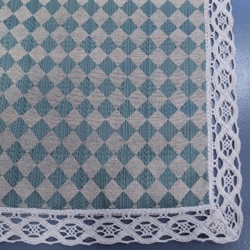 Deckchen 60x42 grün+beiges Harlekinmuster, beige Strickspitze