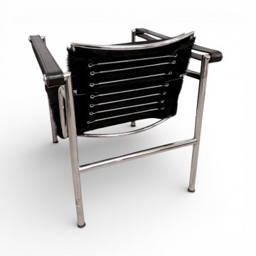 Armlehnstuhl Chromgestell, Sitz und Rücken Fell schwarz, Arml. Leder schwarz, Rücken schwenkbar