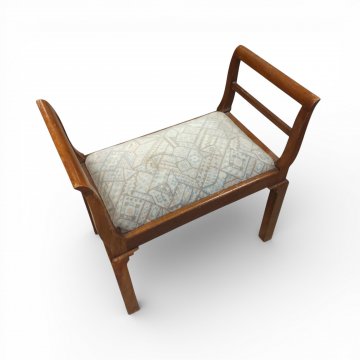 Hocker, Nußbaum, Seitenlehnen geschwungen mit Quersprosse, Sitz beige/braun gemustert, Beine quadr.