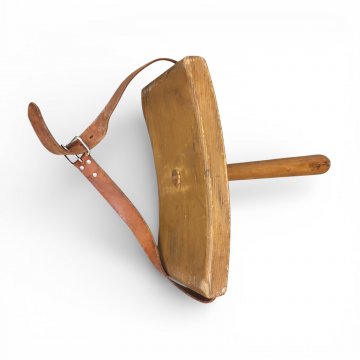 Hocker/Melkhocker/Melkschemel, 1-füßig, Ledergürtel braun, Sitz leicht gebogen