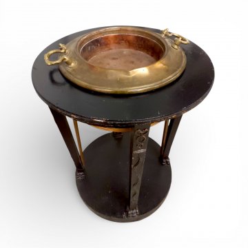 Tisch m. antiken figürl. Füßen, und verzierter  Messingschale, ø60cm, h 72cm