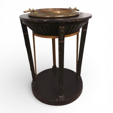 Tisch m. antiken figürl. Füßen, und verzierter  Messingschale, ø60cm, h 72cm