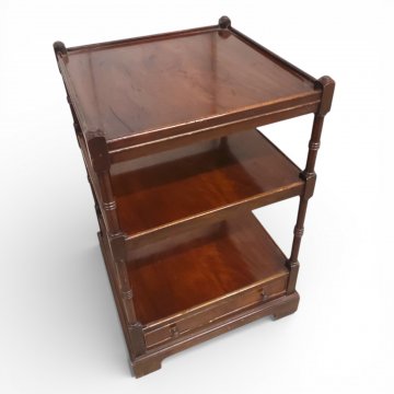 Beistelltisch, englisch, Mahagoni, gedrehte Säulen, 3 Ebenen, 50x50 cm, 1 Schub