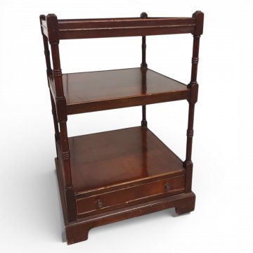 Beistelltisch, englisch, Mahagoni, gedrehte Säulen, 3 Ebenen, 50x50 cm, 1 Schub