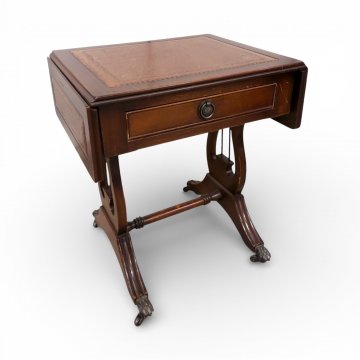 Beistelltisch englisch Mahagoni, Schubfach, Tatzenfüsse mit Rollen, Lederoberfläche 37x46cm (auklapppar 37x72cm), H:54cm