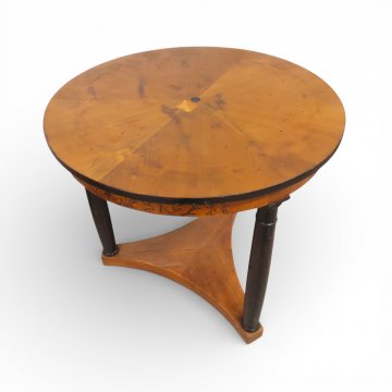 Tisch, Kirschbaum, Zarge mit schwarzen Intarsien, 3 schwarze Säulen, Sockel, ø80xH74